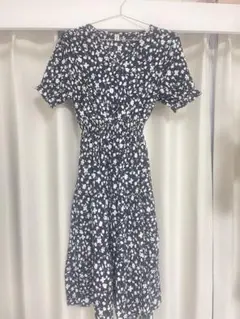 黒地に白い花柄 半袖ひざ丈ワンピース