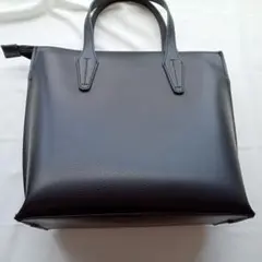 ハンドバッグブラック新品未使用美品ショルダー可能ファスナーポケットあり