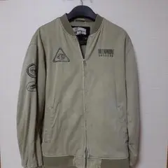 カーキ色ジャンパー