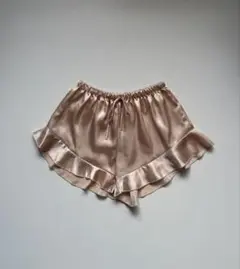 00s フリル ポリサテンショートパンツ ライトベージュ itimi