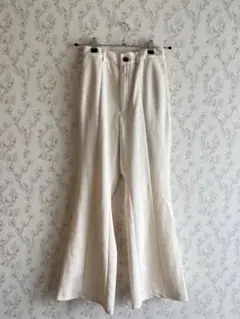 GU フレアパンツ　ホワイト