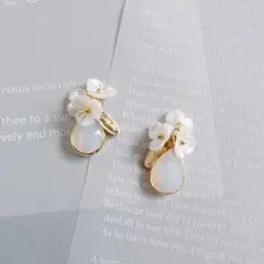 ハンドメイドピアス/ノンホールピアス 小さなお花揺れるピアス