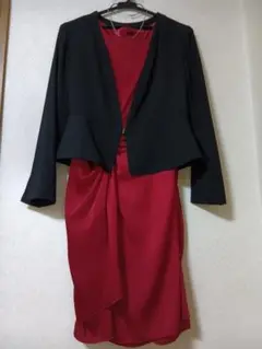 光沢ツイストボルドーワンピース＆ブラックジャケットのセットアップ
