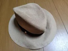 グローバルワークベージュ ストローハット 麦わら帽子　黒アクセントメタルプレート