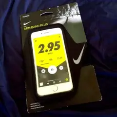 スマホをぴったりフィット！Nike Arm Band Plus ブラック