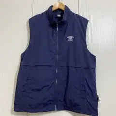 美品 UMBRO アンブロ ロゴ刺繍 ナイロンベスト XL メンズ