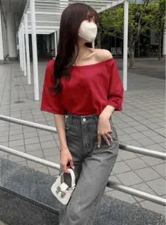 オフショルダー赤半袖Tシャツ