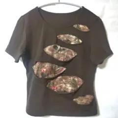 ☆ 衣女路 花柄　英字柄　重ね着風 穴空きデザイン Tシャツ ブラウン系