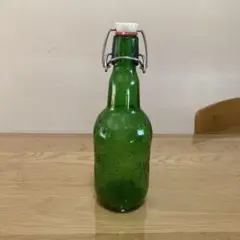 レトロ　緑色　ガラス瓶