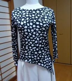アシンメトリック黒白スポット柄トップス