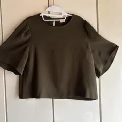 美品　テチチ　オリーブ色 フレア袖 クルーネック トップス　M春夏秋