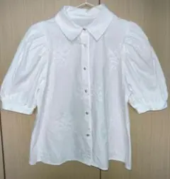 美品☆GRL☆花刺繍入り☆シャツ・ブラウス ☆白☆上質☆コットン☆M-L☆素敵☆