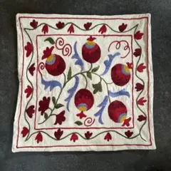 トルコ製　クッションカバー　チューリップ　刺繍　赤　ボタニカル　花　ベージュ