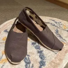 ほぼ新品　軽量で涼しい　TOMS グレー　シューズ 6 US 最近23cm