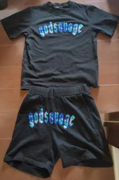 godsvage ロゴ入り Tシャツとショートパンツセット