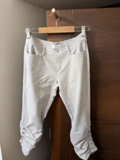 ボタン付きパンツ