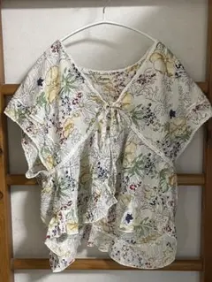 ボタニカル柄　ショート丈Vネックブラウス