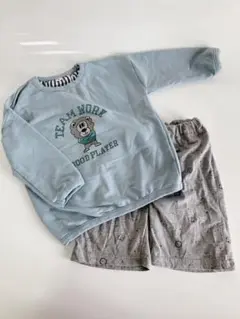 長袖トップスとグレーショートパンツセット