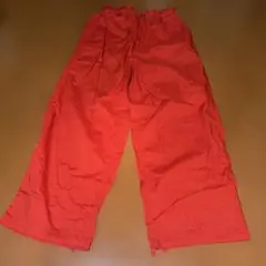 赤 ワイドパンツ 裾に汚れあり