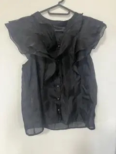 ナチュラルクチュール　フリル付き黒ノースリーブシャツ