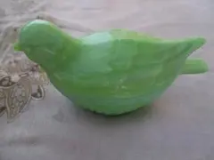 小物入れ　ミルクガラス　グリーン　鳥　翡翠色　練りガラス　キャニスター