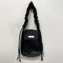 un/neu ギャザーハンドル サテン フラップ バッグ