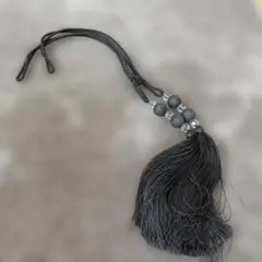黒のビーズ付きタッセル