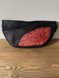 ブラッククラッチバッグ 赤花柄エンボス加工