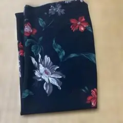 黒地に赤と白の花柄生地はぎれ
