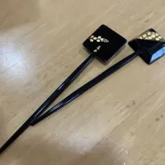 寿舟　黒のかんざし 金色の装飾付き