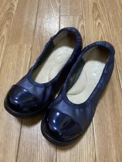 ラックラック 空飛ぶパンプス エナメルバイカラー 24.0cm ネイビー
