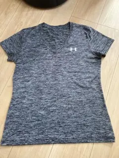 UNDER ARMOUR グレー Vネック Tシャツ SM