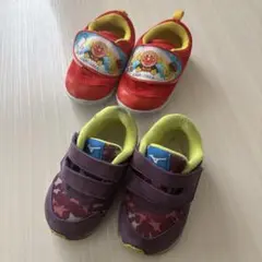 赤いアンパンマンスニーカーと紫のミズノスニーカーセット