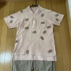 カネコイサオ　カールヘルム　くすみピンク色　ランダムロゴパッチ柄　半袖ポロシャツ