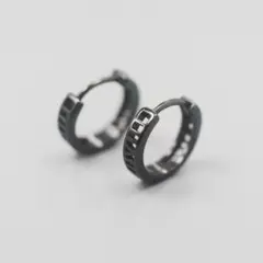 【売れ筋商品】メンズ　ブラック　リング　フープ　アルファベット　ピアス　両耳