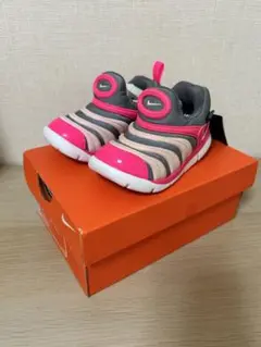 【新品】Nike ダイナモ フリー スニーカー 13cm グレー/ピンク