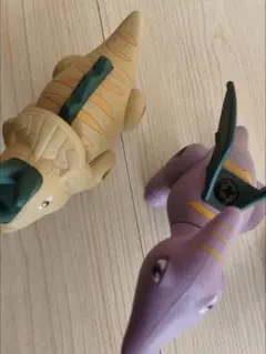 恐竜フィギュアセット（ベージュ・紫）
