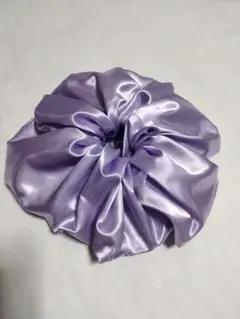 光沢のある薄紫色のサテンビッグ シュシュ ハンドメイド