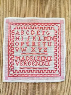 アンティーク フランス アルファベット&フレーミング刺繍サンプラー ピンク格子