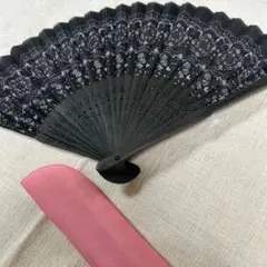 黒い花模様の扇子とケース