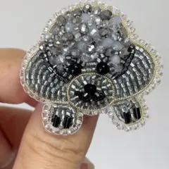 トイプードルちゃん　グレー　ビーズ刺繍ブローチ