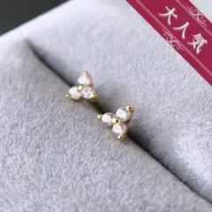 bp002【高品質⭐】プチピアス ゴールド 小粒ダイヤ 三角形 ミニ クリスマス