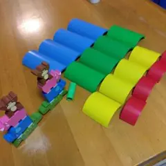 カラフルな竹の板とフライングタイガーの動物