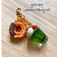 ミニチュアスイーツ　メロンクリームソーダとチョコオールドファッションチャーム