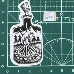 防水ステッカー｜ボトルに収めたキャンプファイヤーと山の風景