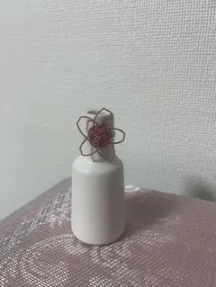 ホワイト 陶器 一輪挿し 花の装飾付き