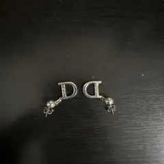 D字型シルバーピアス ボールチャーム付き