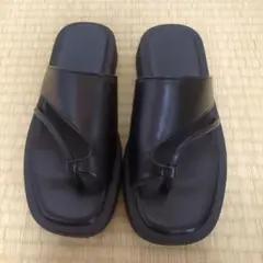 削除します！！ラスト値下げお急ぎ下さい。黒いトングサンダル 合成皮革製