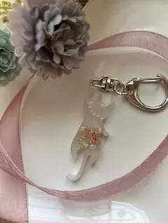 NO.13 ドライフラワーを使用したぶら下がり猫モチーフのキーホルダー
