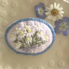 カモミールの刺繍ブローチ